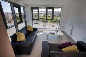 爱丁堡Edinburgh College Residence的客厅配有两张沙发和一张桌子
