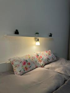 尼特拉Apartment Nitra-city centre的床上有枕头,上面有鲜花