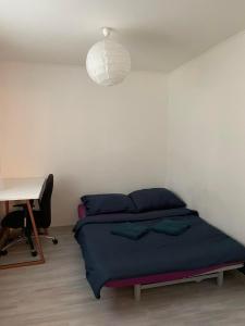 尼特拉Apartment Nitra-city centre的一间卧室配有一张床、一张桌子和一盏灯