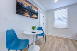 加尔维斯敦Beach House Paradise Studio Apartment 2 Beds的一间配备有白色桌子和蓝色椅子的用餐室