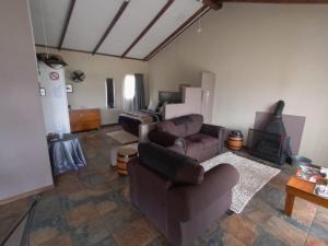 马加利斯堡Votadini Country Cottages的客厅设有两张沙发和一个壁炉