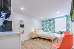 加尔维斯敦Caribbean Sea Studio Apartment的客厅配有床和桌椅