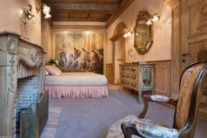 安锡Annecy Historical Center - 160 square meter - 3 bedrooms & 3 bathrooms的卧室配有一张床,墙上挂有绘画作品