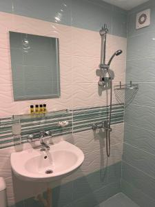巴尔奇克Хотел Диамант Hotel Diamond的一间带水槽和淋浴的浴室