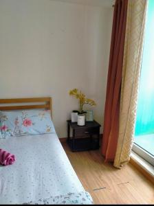 SM Bicutan Rooms客房内的一张或多张床位
