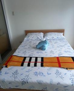 马尼拉SM Bicutan Rooms的床上有蓝色枕头