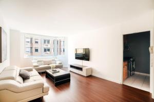 纽约Apartment with a beautiful view的带沙发和电视的客厅