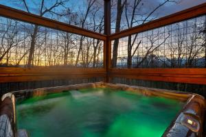 赛维尔维尔Entire cabin in Sevierville, Tennessee的树屋的按摩浴缸