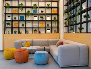 佛罗伦萨S4 Stays的客厅配有沙发和色彩缤纷的软垫