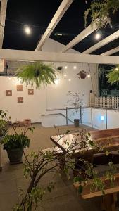 贝洛奥里藏特Nuh Hostel - Lourdes的楼里长凳和盆栽的房间