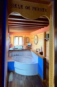 穆里略德加列戈Hotel rural reina Berta的一间大浴室,内设一个大浴缸