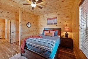 赛维尔维尔Entire cabin in Sevierville, Tennessee的小木屋内一间卧室,配有一张床