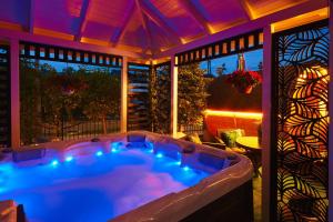 波罗宁GORSKI RESORT Lux Apartments Jacuzzi & Sauna的一个带窗户的客房内的按摩浴缸