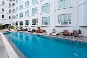 北碧Kanchanaburi City Hotel - SHA Extra Plus的大楼前的游泳池