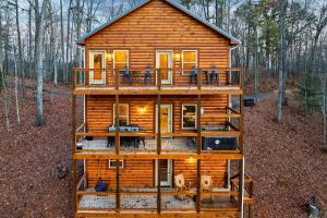 赛维尔维尔Entire cabin in Sevierville, Tennessee的树林中间的木屋