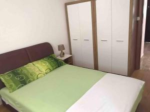 比耶拉New Comfortable Apartment in Bijela - Appart numéro 2的一间卧室配有一张带绿色床单和镜子的床