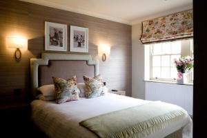 多尔盖罗皇家船艇酒店的一间卧室设有一张大床和一个窗户。
