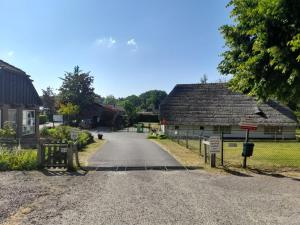 维尔豪特Holiday in Holland - no workmen only holiday makers的谷仓村里的道路