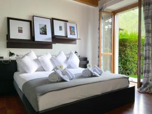 拉利奥Regina di Laglio - Free Parking, Garden, Lake View的卧室配有白色床和毛巾