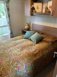 圣伦纳兹Forest edge的一间卧室配有一张大床和色彩缤纷的毯子