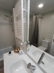萨莫拉La Casita de Requejo的白色的浴室设有水槽和镜子