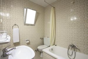 瓦伦西亚Casual de la Música Valencia的浴室配有卫生间、盥洗盆和浴缸。