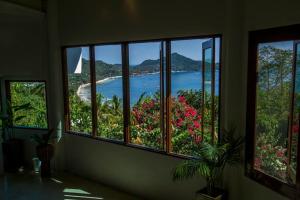 涛岛猴花别墅酒店的客房设有4扇窗户,享有海滩美景