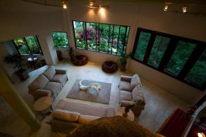 涛岛猴花别墅酒店的客厅享有空中景致,设有沙发和窗户。