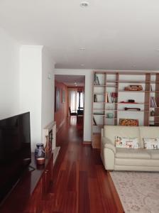 PerafitaMoradia, 4 quartos, a 200 metros da praia的客厅配有白色沙发和电视