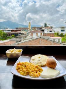 萨兰托HOTEL SHAMBALA的享有城市美景的早餐盘