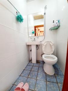 全州市Hanok Moryeon的一间带卫生间、水槽和镜子的浴室