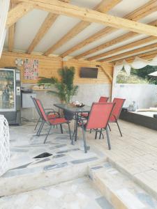 瓦西里科斯Country House DAFNI的一个带桌椅的庭院和一间厨房