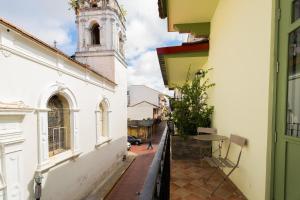 巴拿马城AmazINN Places Deluxe Estudio Casa Marichu Casco Viejo的享有街道和钟楼的景色