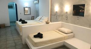 阿达玛斯拉佳达海滩酒店的配有两张床的客房