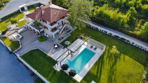 帕拉塔蒙Villa Elisabeth的享有带游泳池的房屋的空中景致
