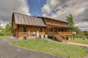 弗兰特罗亚尔Shenandoah Valley Home - 9 Mi to Natl Park!的大型小木屋设有门廊和甲板