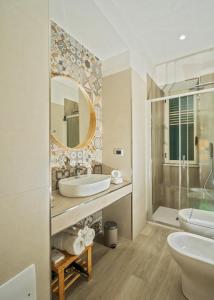阿格罗波利B&B Oasi Rooms的浴室设有2个水槽和镜子