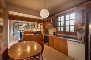 帕拉塔蒙Villa Elisabeth的厨房配有木制橱柜和木桌。