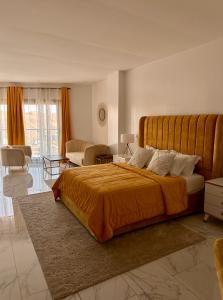 达喀尔Residence INFINITE的一间带大床的卧室和一间客厅
