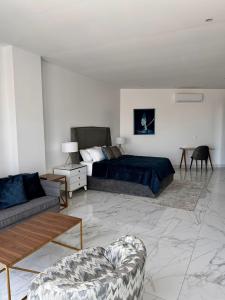 达喀尔Residence INFINITE的客厅配有床和沙发