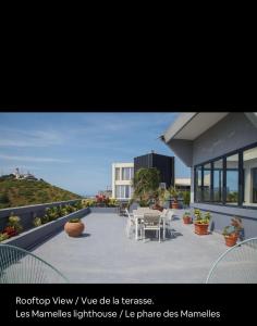达喀尔Residence INFINITE的阳台配有桌椅,享有风景。