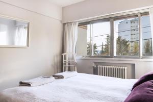 圣卡洛斯-德巴里洛切Piso villegas的卧室配有白色的床和窗户。
