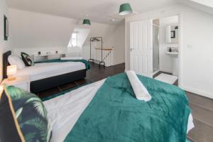 Clifton upon DunsmoreRugby Modern 3 Bed 6 guest house的一间卧室配有一张床和一张沙发