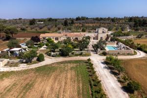 博尔加涅Agriturismo Masseria Costarella的享有带车道和游泳池的房屋的空中景致