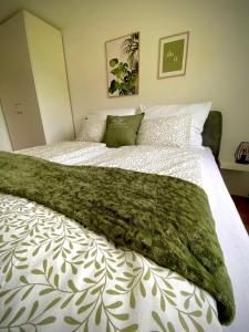 阿特湖畔翁特拉赫Apartment Ferienwohnung DAS UNTERACH am Attersee的一张大床,上面有绿毯