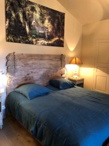 MaubecLa Maiz的一间卧室,配有一张带斑马画的床