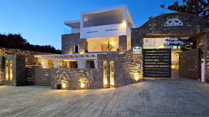 阿诺梅拉Mykonos Double Luxury Mini Suites - Adults only的石墙和门的房子