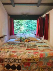 TaravaoSoul Rise的一张位于带大窗户的房间内的床铺