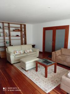 PerafitaMoradia, 4 quartos, a 200 metros da praia的客厅配有两张沙发和一张咖啡桌