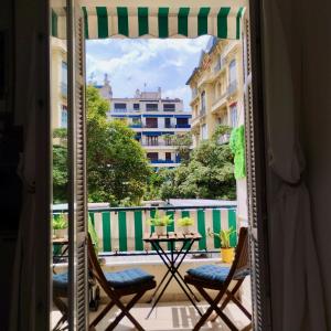 尼斯Haliviera - Golden Square, 1min from beach的阳台享有风景,配有桌椅